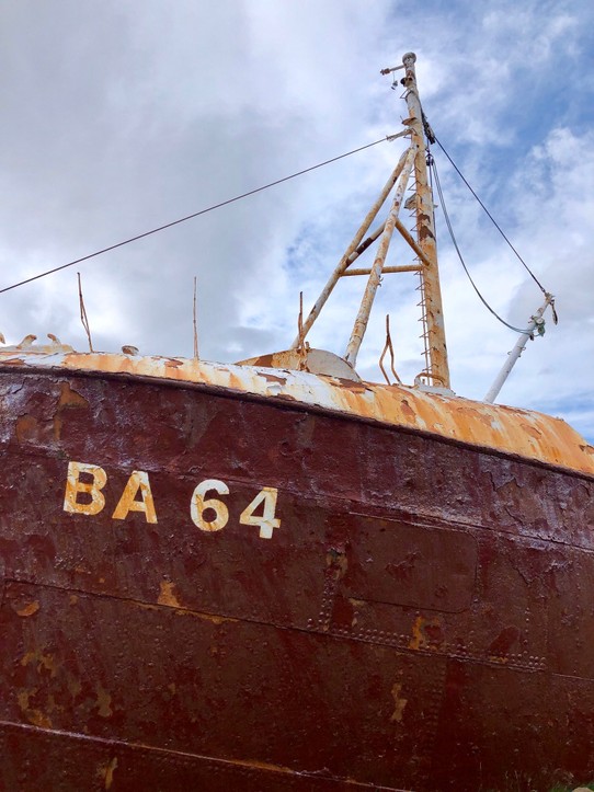 Island - Vesturbyggð - „Und am Ende des Fjords Patreksfjörður liegt ein wunderbar verrostetes Technikdenkmal: das Wrack von Islands ältestem Stahlschiff aus dem Jahre 1912, der „Gaðar“, die hier bei einem Sturm gestrandet ist.“