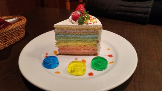 Japan - Odaiba - עוגת rainbow מהממת וסופר טעימה שמצאנו במקרה