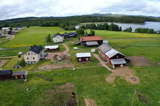Schweden - Kälarne - Der Hof vom Patricia und Urs.
Gelb ihr Wohnhaus, dann zwei Stugas (Ferienhäuer) und rechts der Stall für die Tiere