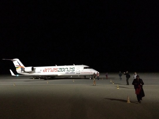 Bolivien - Salar de Uyuni - Uyuni-Flugplatz - der dunkelste Flughafen in Nirgendwo. 12 Fluggäste inkl. uns