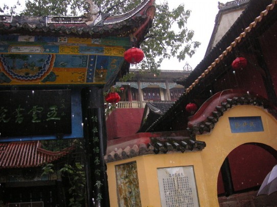 China - unbekannt - Kloster wird bleiben  abgeschlossen von Wassermassen....