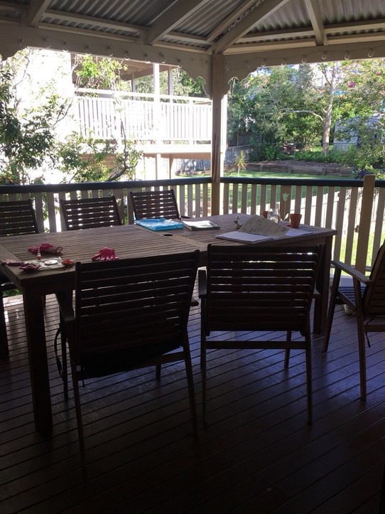 Australien - Maroochydore - Das Esszimmer von Familie Arnold. Hier wird ausschließlich draußen gegessen, denn im Haus gibt es keinen Esstisch. 