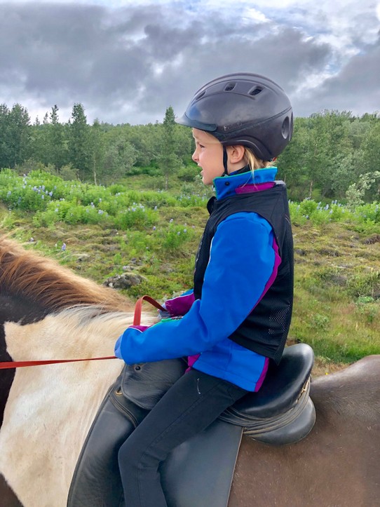 Island - Hafnarfjörður - Und schon sitzen wir auf den Pferden... Freia hat ein kleines und sehr braves Pferd...