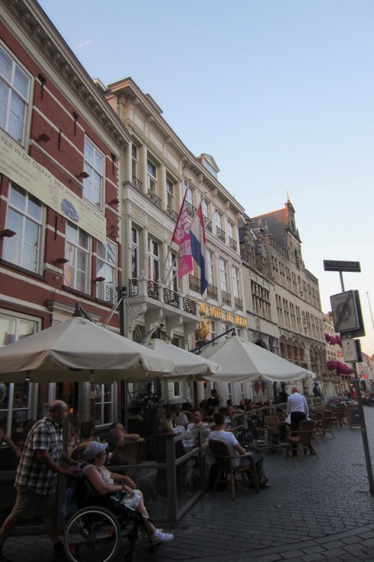 Niederlande - Bergen op Zoom - Straßenlokale haben Hochbetrieb
