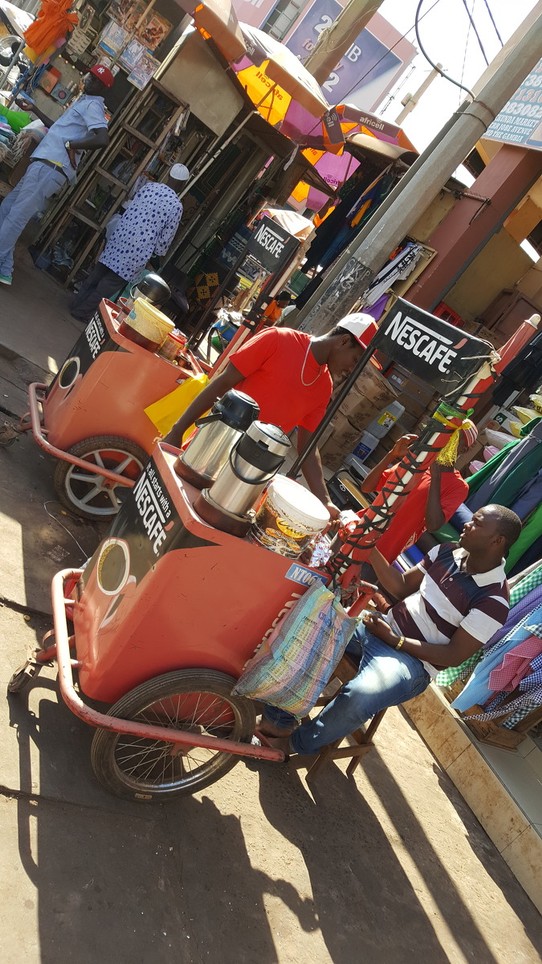 Gambia - Banjul - Erstmal einen schönen Kaffee trinken. "Nespresso what else"