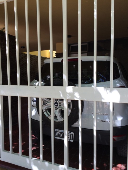 Argentinien - San Juan - Typisch: Auto hinter Gittern und europäisch klingender Händler. Hier Goldstein - wie daheim