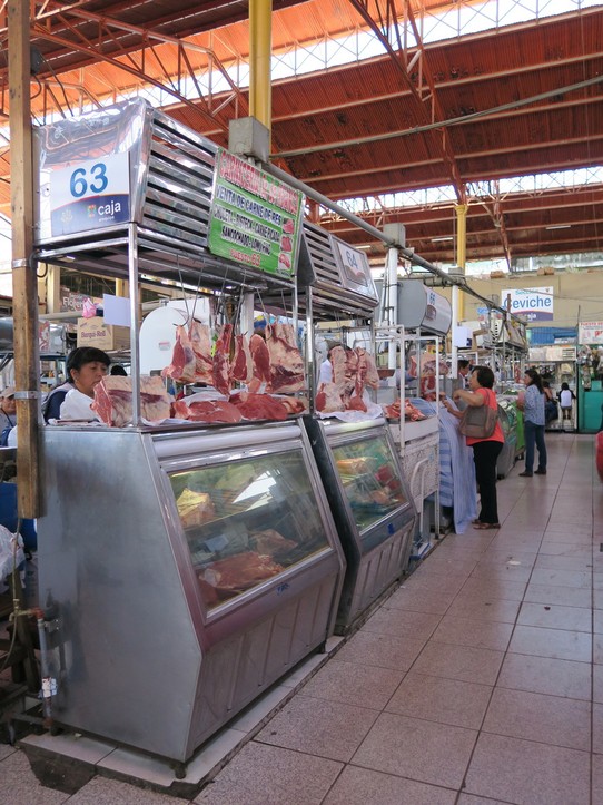 Peru - Arequipa - la viande, le rayon un peu dangereux...