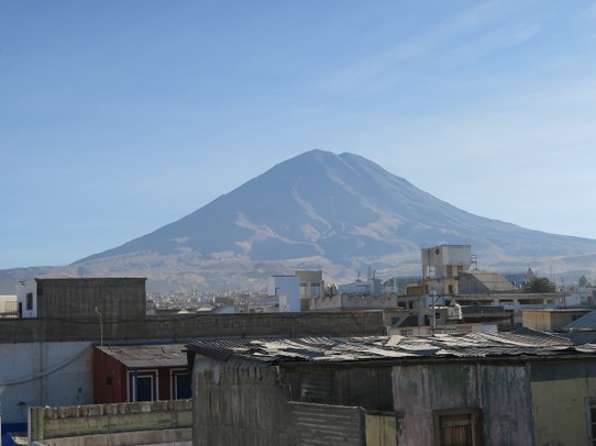Peru - Arequipa - Volcan Misti, stratovolcan a 5800 m, qui domine Arequipa