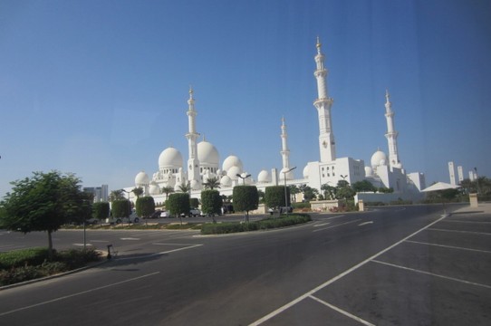 Oman - Abu Dhabi - Da ist sie, die große Moschee von Abu Dhabi: Sheikh-Zayed Moschee 