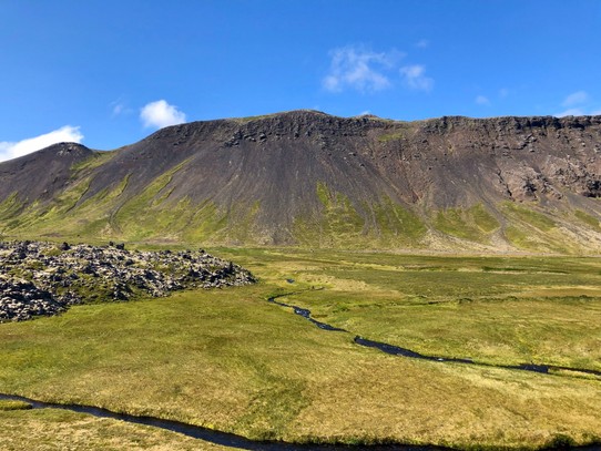 Island - Snæfellsbær - Und hier beginnt die Durchfahrt durch unser erstes „Lavafeld“. Rund um den Snæfellsjökull herum gibt es durch diverse Ausbrüche sehr viele Lavafelder...