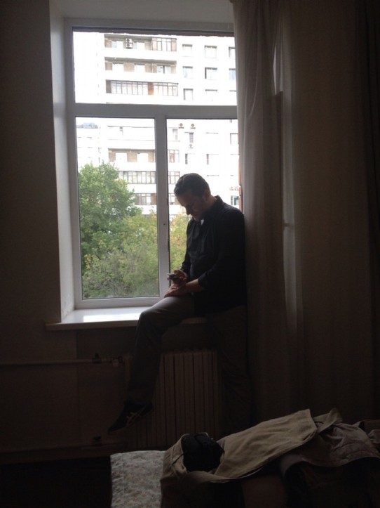 Russia - Moscow - Man in Russische hotelkamer, op zoek naar wifi. 
