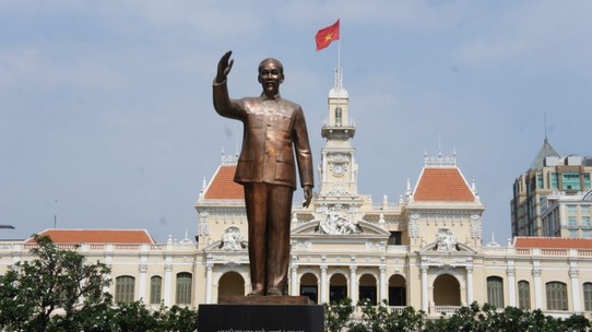 Vietnam - Ho-Chi-Minh-Stadt - „Onkel Ho“ vor dem alten Rathaus