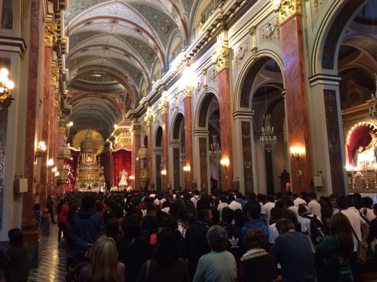 Argentinien - Capital - Salta - Hier scheint die Kirche voll zu sein