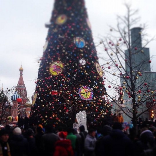 Russland - Moskau - beautiful Christmastree at  iced Red Square!  brrr! ( by my  Russian friend Victoria)