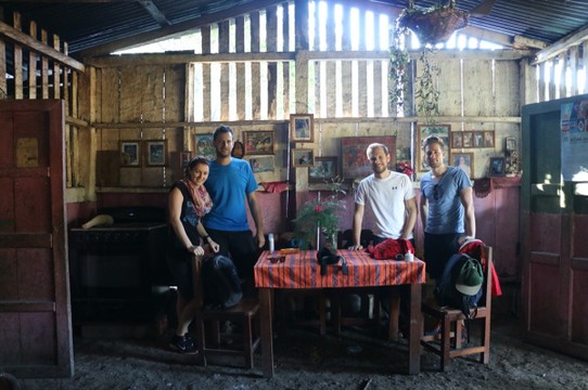 Guatemala - El Zotz - Frühstücken in einem kleinen Dorf vor dem Dschungel - sehr urig!