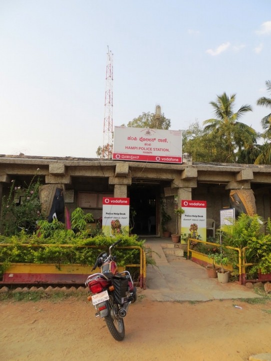 Indien - Hampi - Die Police Station in Hampi - sponsort by Vodafone ;)