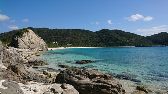 Japan - Naha - Kleine Inseln locken mit Sandstrand, Riff und blauem Wasser