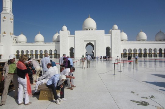 Oman - Abu Dhabi - Nichtmuslimische Besucher streng nach Vorschift 