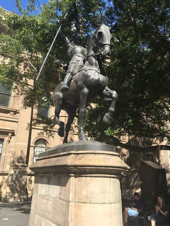 Australia - Melbourne - Jean Darc... nicht sicher warum sie vor der Bibliothek in Melbourne steht, aber ich fand es faszinierend mal eine Statue von einer Frau zu sehen, die ruhmreich auf einem Pferd daher reitet.