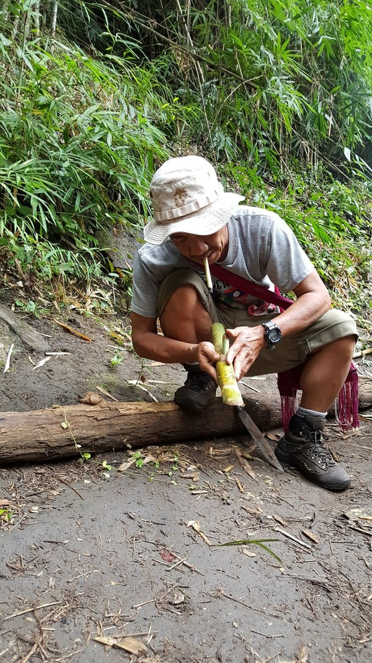 Thailand - Ban Luang - This is jungle Joe. He is our guide.  Während einer kurzen Pause hat er mal eben schnell einen gebaut 😉