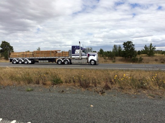 Australien -  - Big trucks in the road!