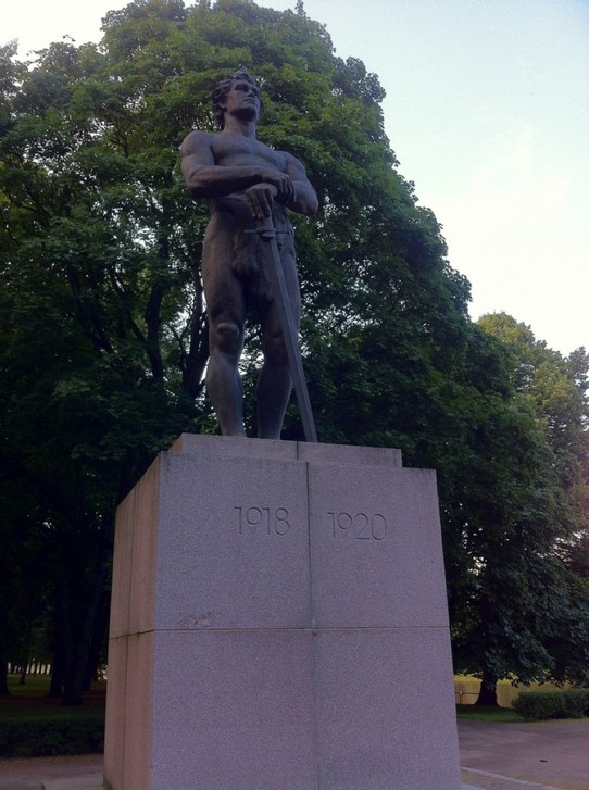 Estonia - Tartu - Ein He-Man-Denkmal?!? ...hier in Tartu heisst der junge Mann Kalevipoeg und hat eine tragende Rolle in einer estnischen Sage.