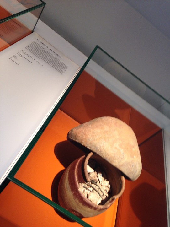 Deutschland - Trier - 2. Jahrhundert v. Ch. Urne eines Kindes  7 - 13 Jahre alt
