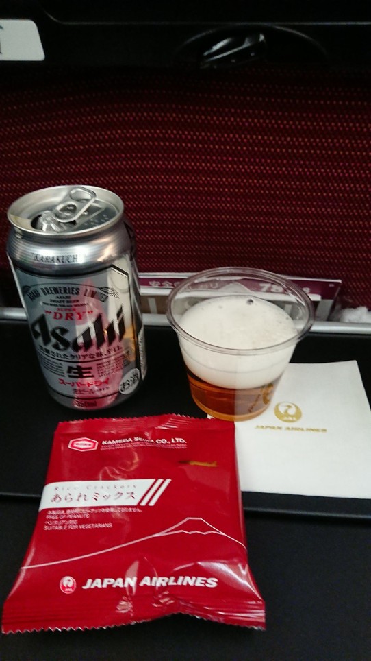 Japan - Setagaya - Wir stoßen an in unserem Flug mit Japan Airlines