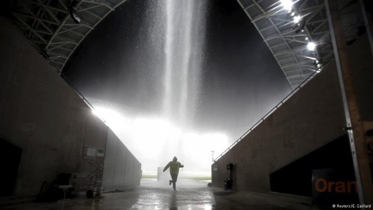 Frankreich - Cannes - Sturzfluten im Fußballstadion von Nizza vor 11 Stunden ( 3.10.2015)