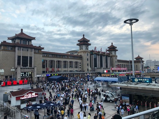 China - Beijing - Tag 1: Erster Blick aus dem Bahnhof in Peking