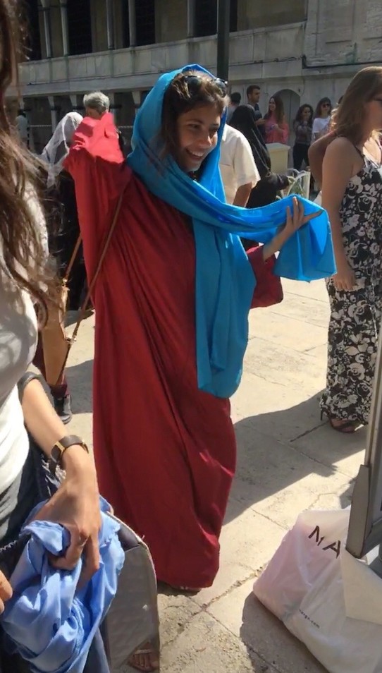 Türkei - Istanbul - Ariane und Amelie freuten sich sichtlich über ihr neues Outfit für die Blaue Moschee (Kurze Hosen nicht erlaubt und Kopfbedeckung für Frauen Pflicht)