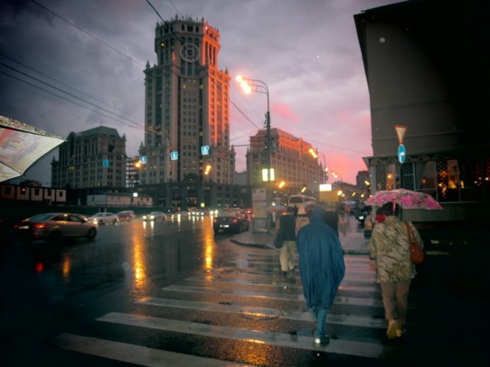Russland - Moskau - zur Metro bei Sturm, Regen und Abendsonne...alles zusammen...