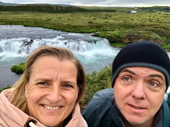 Island - Bláskógabyggð - Auch für uns beide ist es der erste von sehr wahrscheinlich vielen weiteren isländischen Wasserfällen... Also: Selfie Time 😂👍