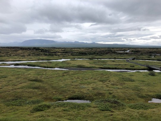 Island - Bláskógabyggð - „Heute sind am Rande des Parlamentsplatzes und an mehreren Orten der Schlucht noch verwitterte und überwachsene Steinmauern zu sehen – Überreste der damals mit Zeltplanen überdachten Lagerstätten.“
