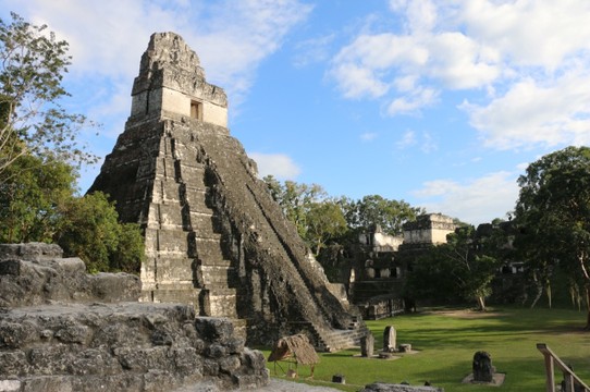 Guatemala - Tikal - Das meist gesehene Bild von Tikal - die wunderschöne, 55 m hohe Pyramide - fast vollständig restauriert.

