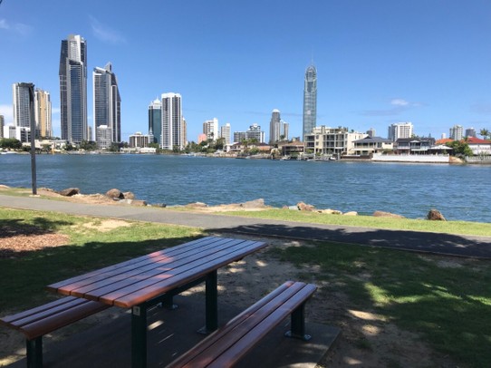 Australien - Miami - Blick vom Park auf die Skyline von Surfers Paradies 