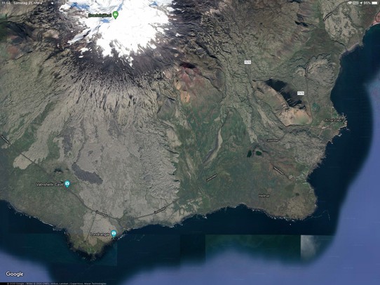 Island - Snæfellsbær - Blick auf die F570, den Snæfellsjökull und Arnastapi, wo wir uns gleich die Füsse vertreten werden...