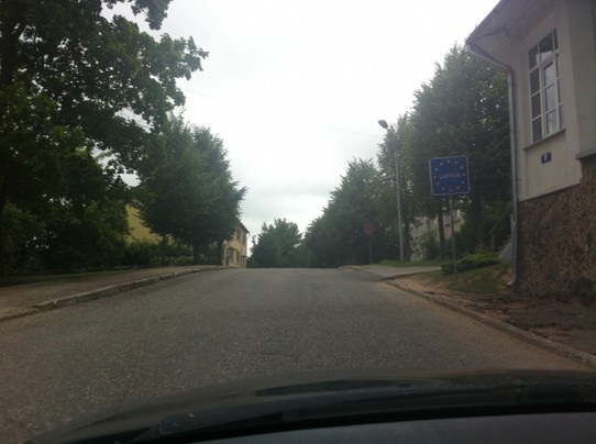 Estonia - Tartu - Grenze von Estland nach Lettland: ...die Grenze verläuft mitten durchs Dorf.