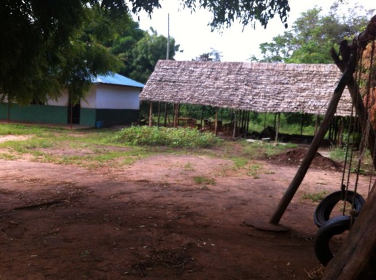 Kenia - Kwale - Das neue Schulgebäude mit den neuen Tischen und Bänken