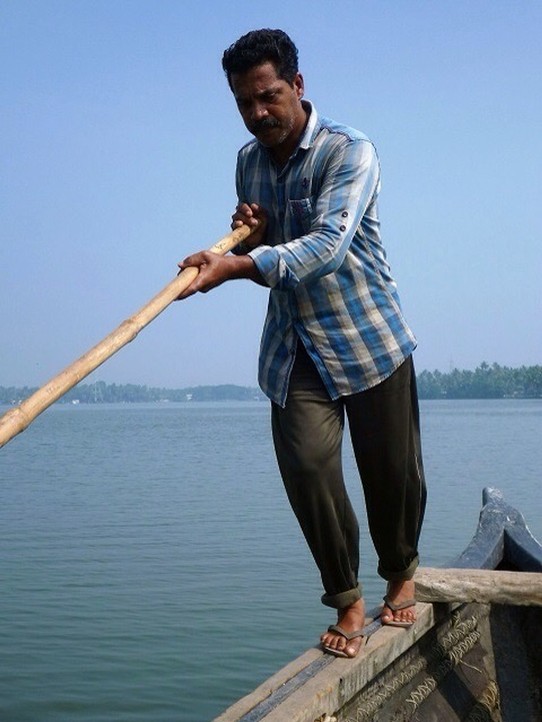Indien - Kochi - Mit langen Babusstäben stösst er uns über den See