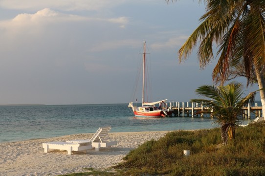 Belize - Rendezvous Island - Unser Segelboot bei Sonnenuntergang...