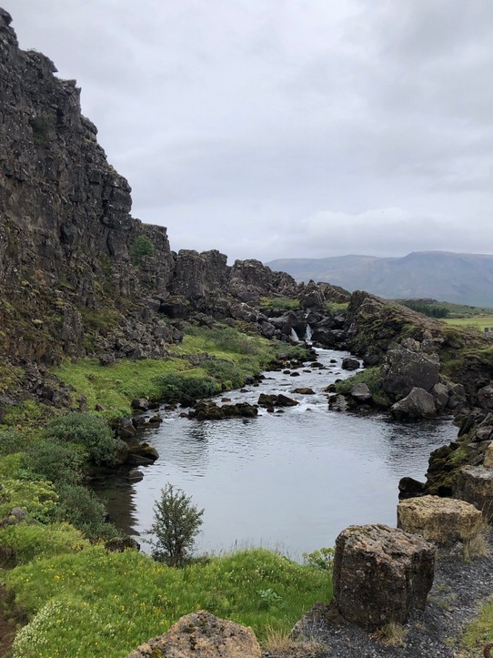 Island - Bláskógabyggð - Schön hier. Ich bin noch aus einem weiteren Grund sehr gerne hier. Ich bin inmitten der Landschaft einer meiner aktuellen Lieblingsserien: „Game of Thrones“. Hier im Þingvellir-Nationalpark wurden einige Szenen dieser Serie gedreht...