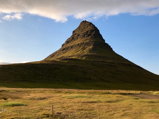 Island - Grundarfjarðarbær - Tschüss, Kirkjufell. Ich fühle mich bestens. Wir hätten auch heute hier im Regen oder Nebel stehen können. Dass wir hier am richtigen Tag und zur richtigen Uhrzeit vorbeigekommen sind und wir den Berg in so tollen Licht sehen konnten, war nicht planbar und ist einfach wundervoll...