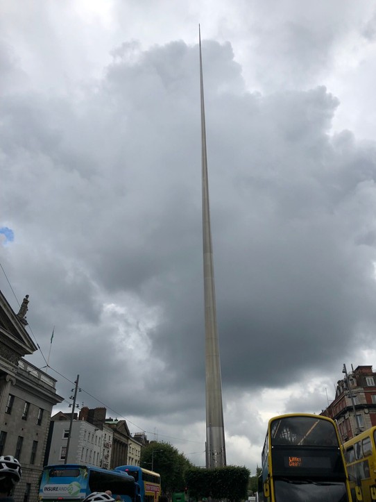 Irland - Dublin - Jim Larkin Statue (Die Säule ist 120m hoch). Aber daher ein guter Orientierungspunkt, so daß man sich nicht verläuft, sondern immer wieder zurück in die O‘Connor Street findet.