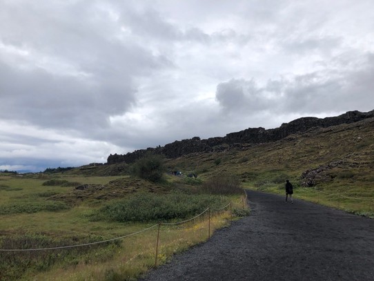 Island - Bláskógabyggð - Dienstag, 16. Juli. Und da sind wir: Im Þingvellir-Nationalpark. Schön, das hier nun endlich einmal live zu sehen. Aus einer oft gesehenen „Willi wills wissen“ Sendung über Island kenne ich den Park mittlerweile nämlich schon sehr gut 😂