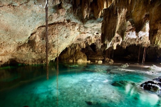 Mexiko - Cancún - Glasklares Wasser in einem Höhlenlabyrint