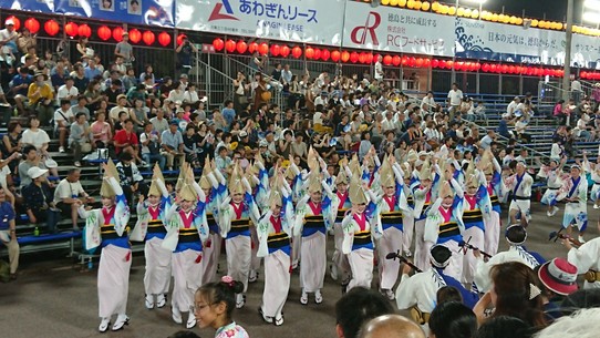 Japan - Tokushima - Jede Gruppe zeigt ihr Können in einer eigenen Tanznummer.