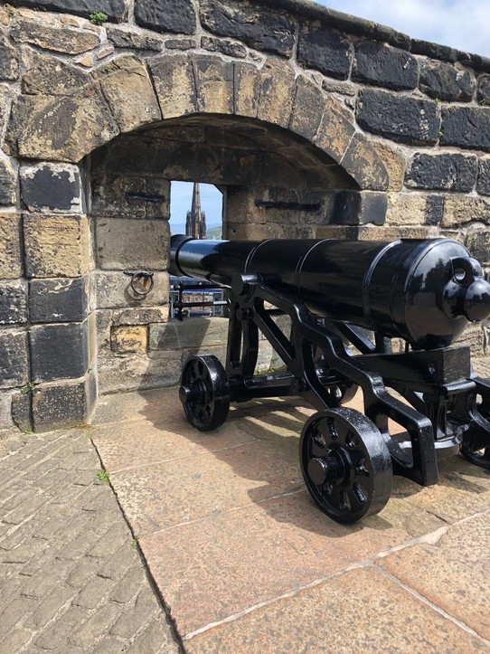 Vereinigtes Königreich - Edinburgh - Eine von vielen Kanonen auf Edinburgh Castle