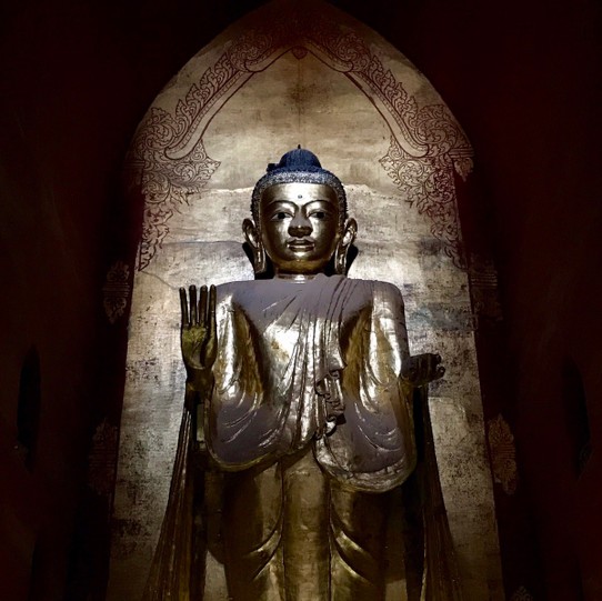  - Myanmar, Bagan - Bis zu 10 Meter hohe Buddhastatuen - ob liegend oder stehend, aufwendig verziert, mal mit Blattgold verkleidet, mal in Farbe ... Faszination pur!