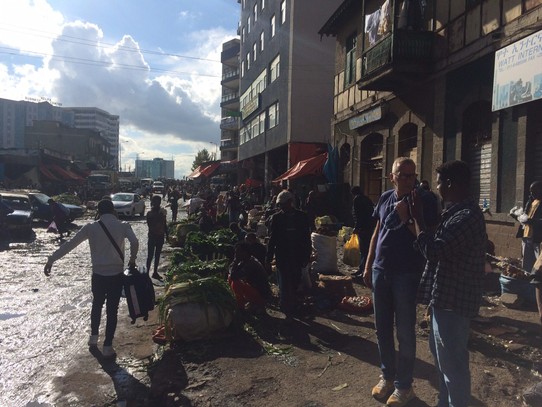 Äthiopien - Addis Abeba - Gemüsemarkt auf der Straße, rechts Ralf und Shigo (befreundeter Reiseleiter oder reiseleitender Freund?)